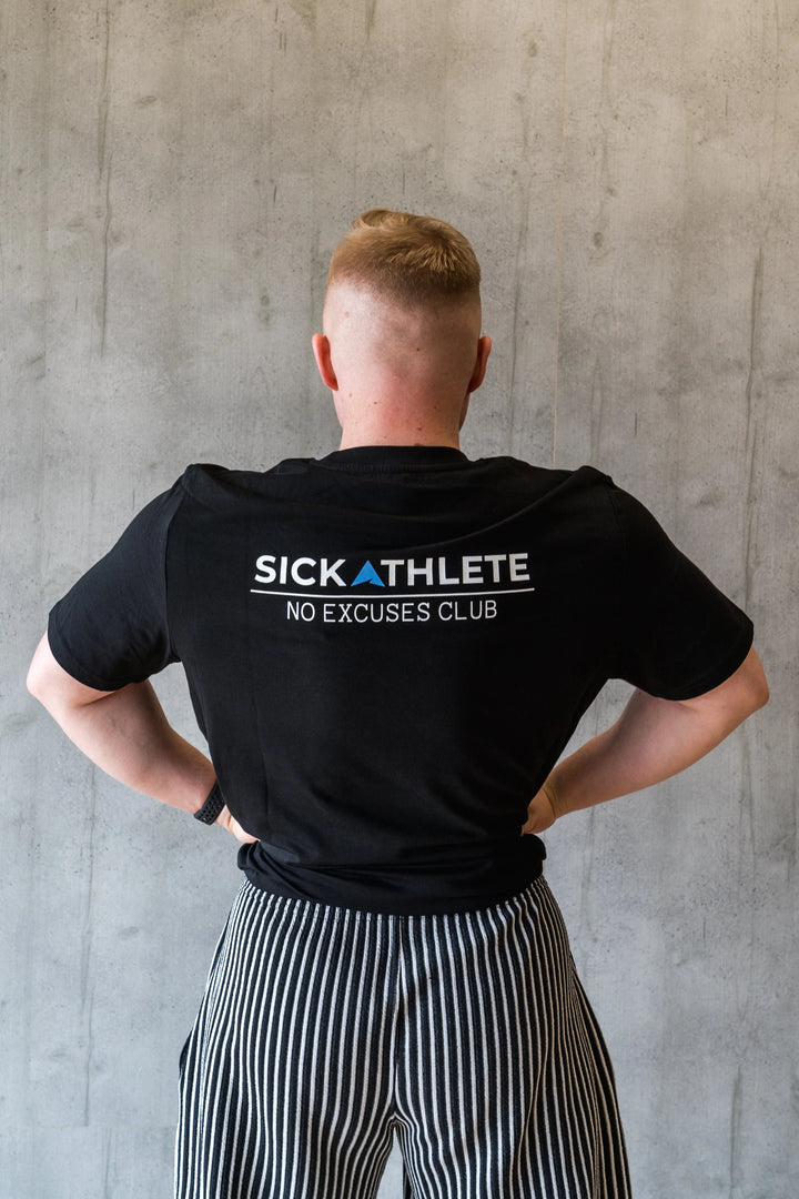 Model mit Rücken Pose im SICKATHLETE CLUB T-Shirt 