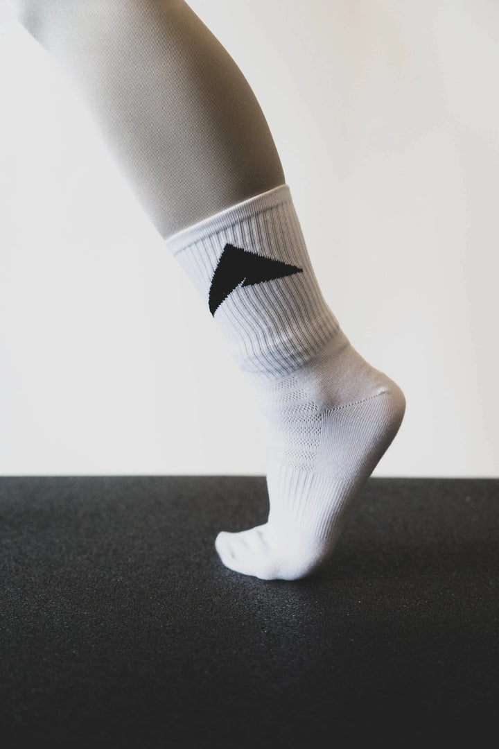 Sportlerin zeigt Ihre Crew Socks von SICKATHLETE und trägt dabei Leggins