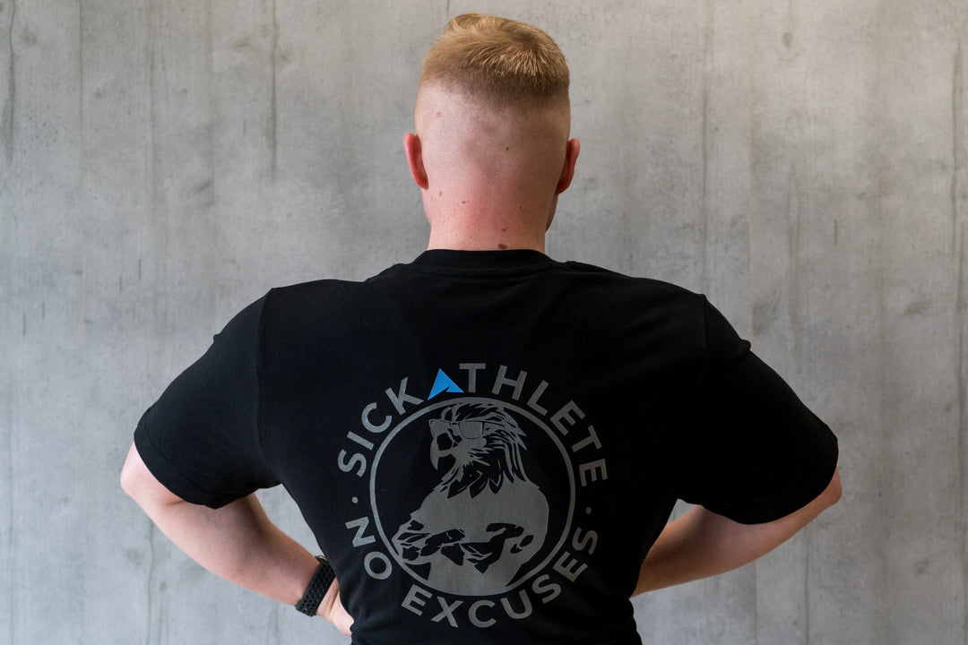 Bodybuilder macht Rückenpose im SICKATHLETE PURPOSE T-Shirt Oversized