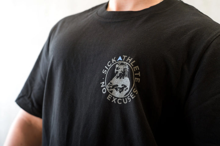 Nahansicht der Brust eines Athleten im PURPOSE T-Shirt von SICKATHLETE mit gut sichtbarem Logo