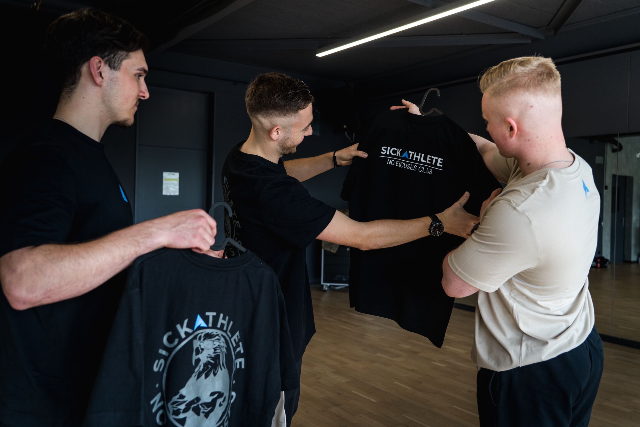 KATHLETE Gründer Mike Neuenschwander begutachtet die T-Shirts mit seinen Kollegen